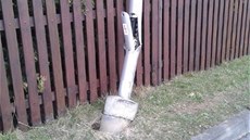 Lampa veřejného osvětlení po nehodě. Lampa veřejného osvětlení po nehodě.