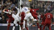 GÓL INDIÁNM. Anglický stoper Gary Cahill se trefuje do sít Peru v pípravném