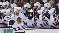 JSI PAÁK. Patrick Kane z Chicaga pijímá od spoluhrá gratulace po jednom ze