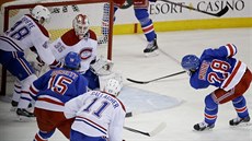 Rozhodující moment série. Dominic Moore (vpravo) z New York Rangers střílí... Rozhodující moment série. Dominic Moore (vpravo) z New York Rangers střílí...