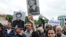Protestující ped varavskou katedrálou ukazovali portréty Polák zabitých pi...