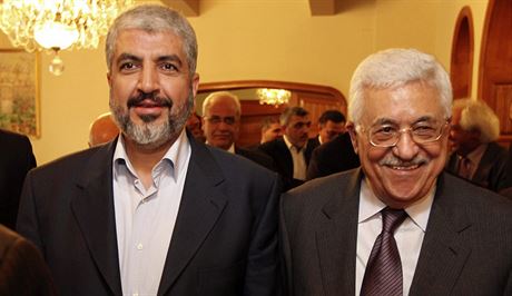 éf Hamasu Chálíd Maál a palestinský prezident Mahmúd Abbás na archivním...