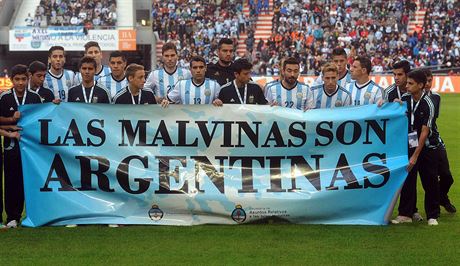 Malvíny jsou argentinské. Transparent argentinských fotbalist ped zápasem se...