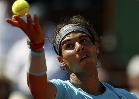CHYSTÁ SE DO AKCE. Poád není zcela fit, pesto se Rafael Nadal rozhodl nastoupit na turnaji v Basileji.