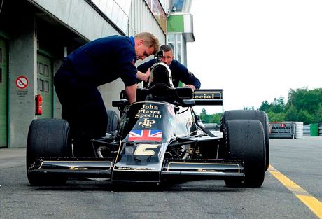 Lotus 77 alias John Player Special MkII pi testovn na brnnskm okruhu