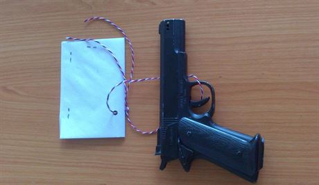 Zapalova ve tvaru pistole zabavila policie jako dkaz. (2. 6. 2014)