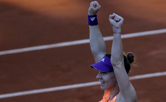 Rumunská tenistka Simona Halepová zvedá ruce nad hlavu, práv postoupila do...