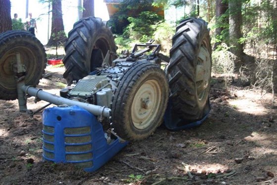 Pevracený traktor, pod kterým zahynul 72letý mu.