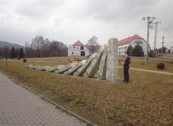 Výtvarník Zdenk Urbánek navrhl umístit deset ulových kvádr ze zboeného...