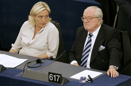 Marine Le Penová a její otec Jean-Marie na archivním snímku z roku 2009.