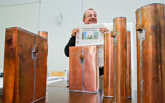 Vedoucí památkové pée hradeckého magistrátu Jan Falta uloil do kovové...