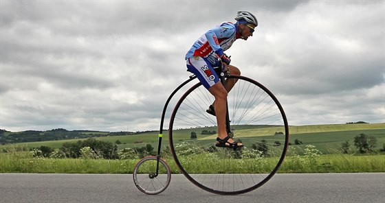 Josef Zimovák pi pedloské tour Na kole dtem. Tu letoní kvli vánému pádu...