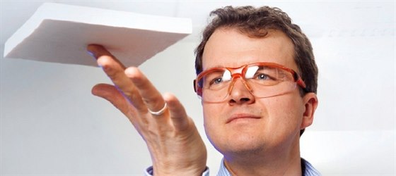 Chemik Martin Fricke z BASF se "svým" materiálem, polyuretovaným aerogelem.