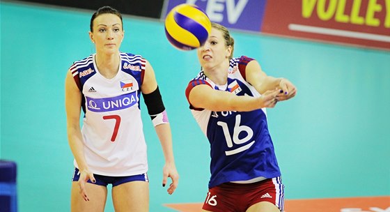 eské volejbalistky Helena Havelková (vpravo) a Markéta Chlumská eí situaci. 