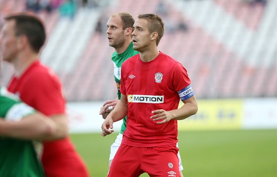 Ludk Pernica v dresu Brna v zápase s Jabloncem. Na sever ech te míí i on.