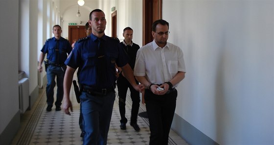 Obalovaní David Kaok (v bílém) a Martin Veselovský (vzadu) u Krajského soudu...