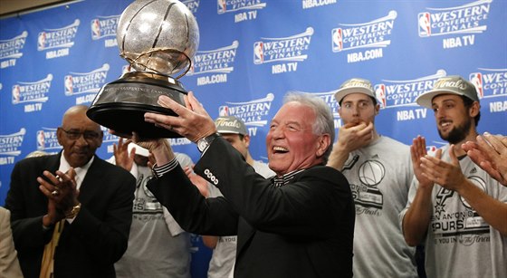 Peter Holt, majitel basketbalového klubu San Antonio Spurs, s trofejí pro...