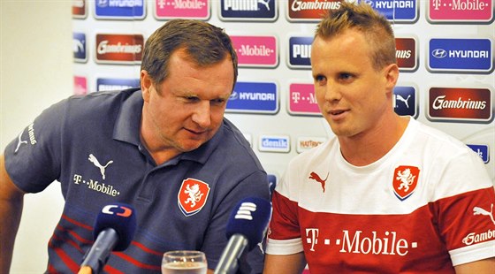 Trenér eské fotbalové reprezentace Pavel Vrba (vlevo) a kapitán David...