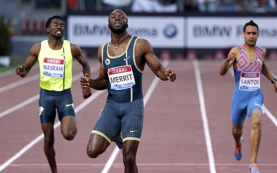 Americký bec LaShawn Merritt (uprosted) zvítzil v ím v bhu na 400 metr.