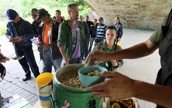 Kadou první nedli v msíci rozdávají aktivisté ze sdruení Food not bombs pod...