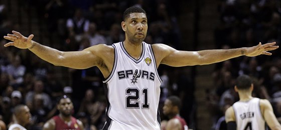 Tim Duncan ze San Antonia se stal hlavní hvzdou prvního finále NBA s Miami - i...