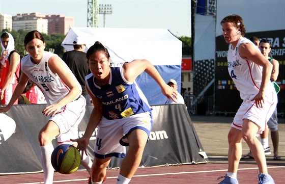 eské reprezentantky Kateina Zohnová (vlevo) a Veronika Bortelová na MS 3x3...