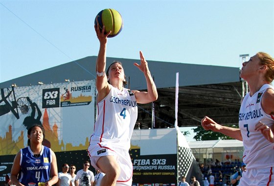 eské reprezentantky Veronika Bortelová (u míe) a Petra Reisingerová na MS 3x3...