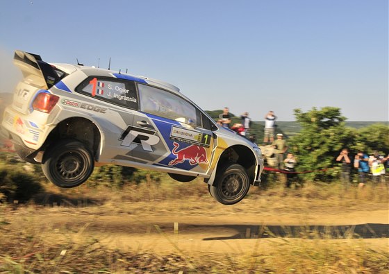 Francouzský pilot Sebastian Ogier ujídí v Sicílii na trati Italské rallye. 