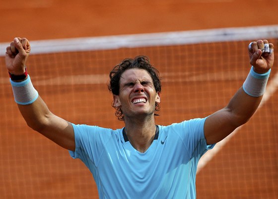AMPION. Rafael Nadal slaví dalí titul z paíského Roland Garros. 