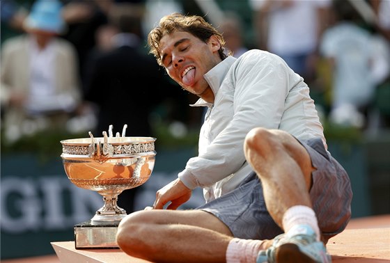 Rafael Nadal slaví devátý triumf na paíském Roland Garros.