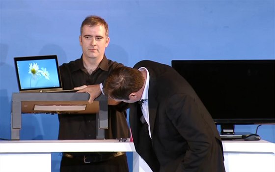 Bezdrátové napájení Rezence pipevnné pod stolem na prezentaci Intelu na...