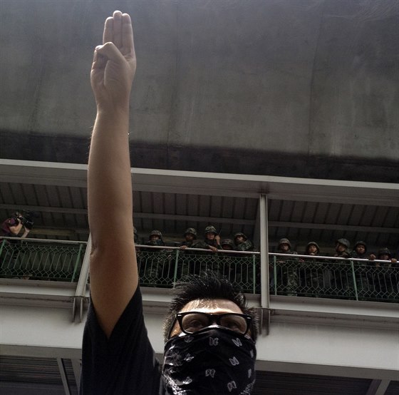 Symbolem thajských protest proti vojenské junt se stal pozdrav vypjený z...
