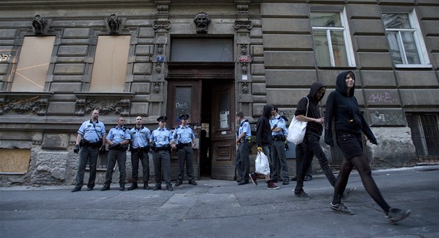 Úastníci odcházejí za dohledu policie z happeningu Komu patí msto.