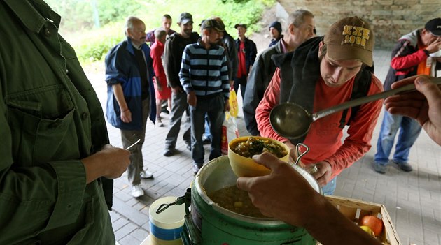 Kadou první nedli v msíci rozdávají aktivisté ze sdruení Food not bombs pod...