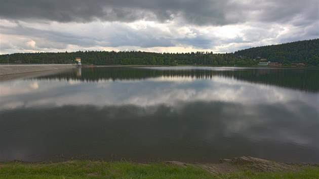 Po nkolikaleté pestávce je Plumlovská pehrada opt naputná a tamní voda je...