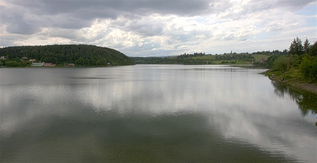 Po nkolikaleté pestávce je Plumlovská pehrada opt naputná a tamní voda je...