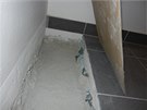 Špatně zvolený mirelon pod těžkou plovoucí podlahou. Kolem zdí nejsou dilatační