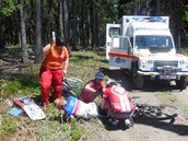 Cyklista upadl na řídítka tak nešťastně, že mu propíchla nohu. Vyndali je... Cyklista upadl na řídítka tak nešťastně, že mu propíchla nohu. Vyndali je...