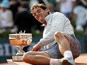 Rafael Nadal slav devt triumf na paskm Roland Garros.