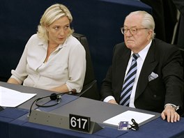 Marine Le Penová a její otec Jean-Marie na archivním snímku z roku 2009.