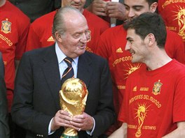 Král Juan Carlos pedává trofej pro vítze svtového ampionátu, které se...