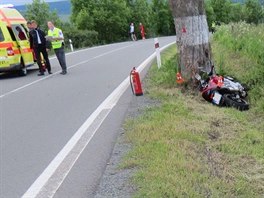 Pohled na msto nehody motocyklisty na silnici mezi Bruntlem a Svtlou Horou....