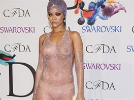 Rihanna nechala 216 tisíc krystal vyniknout na tém nahém tle.
