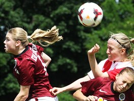 ENSKÉ HLAVIKY. Zarputilé výrazy aktérek derby Sparta - Slavia svdí o tom,...