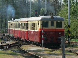 Vlak opoutí nádraí Dolní Bousov a míí na Mladou Boleslav. Souprava je taena...