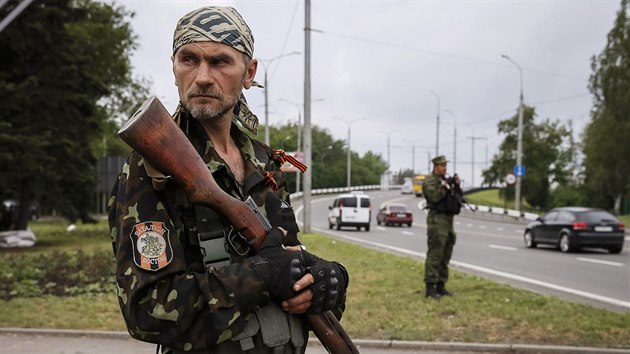 Jeden z proruskch separatist v Doncku (31. kvtna 2014)
