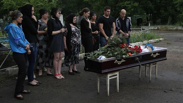 Poheb proruskho separatisty, kter zahynul v bojch na vchod Ukrajiny (31. kvtna 2014)