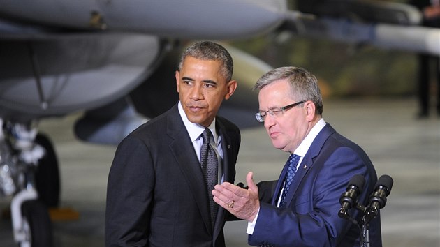 Barack Obama a polsk prezident Bronislaw Komorowsi na vojenskm letiti ve Varav (3. ervna 2014)