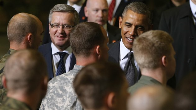 Barack Obama a polsk prezident Bronislaw Komorowsi zdrav americk a polsk sthae (3. ervna 2014)