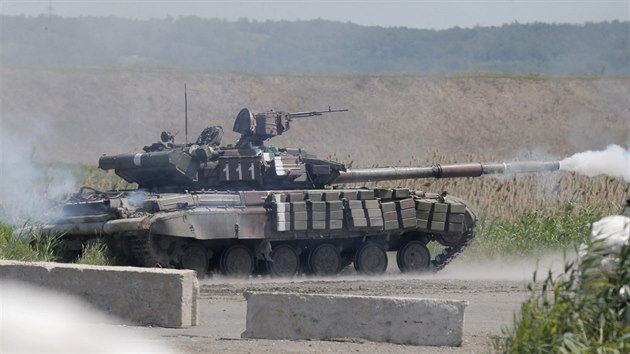Ukrajinsk tank pl na pozice povstalc u Slavjansku (6. ervna 2014)